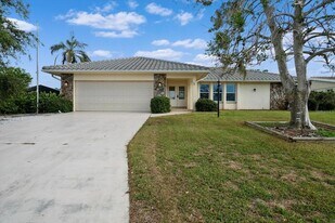 10 Stone Mountain Blvd, Unit 201 in Englewood, FL - Building Photo