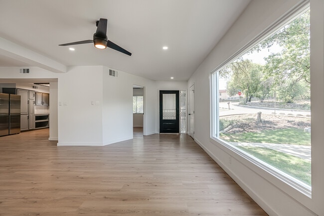 568 W Quill Dr in San Antonio, TX - Foto de edificio - Building Photo