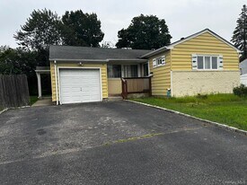 46 Haverford Rd in Hicksville, NY - Building Photo