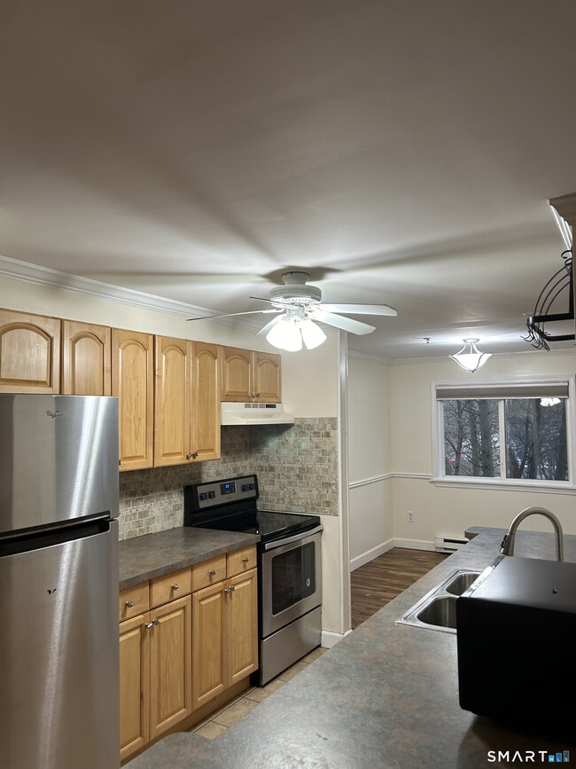 14 Newtown Rd in Danbury, CT - Building Photo - Building Photo