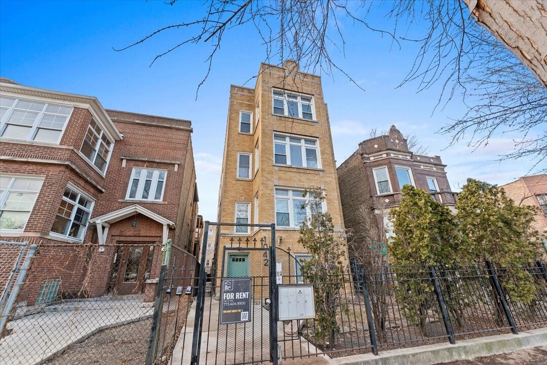 1042 N Kedzie Ave, Unit G in Chicago, IL - Foto de edificio