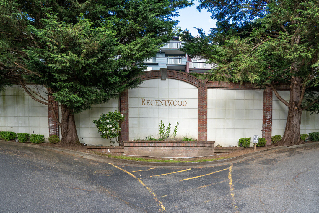 Regentwood Condominiums in Bothell, WA - Foto de edificio