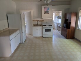 1717 SE Clatsop St in Portland, OR - Building Photo