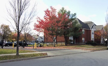 Hampton Place in Louisville, KY - Foto de edificio - Building Photo