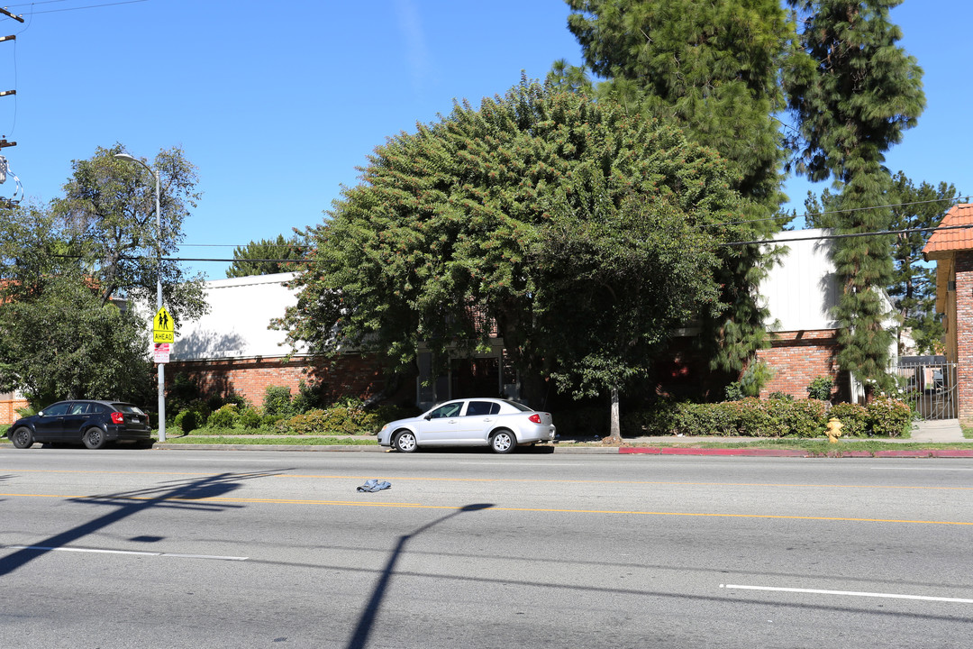 19933 Roscoe Blvd in Winnetka, CA - Foto de edificio