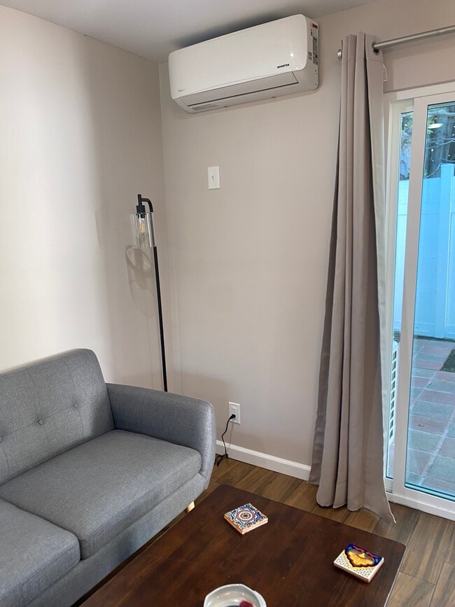 3675 Kelton Ave, Unit detached apartment in Los Angeles, CA - Foto de edificio - Building Photo