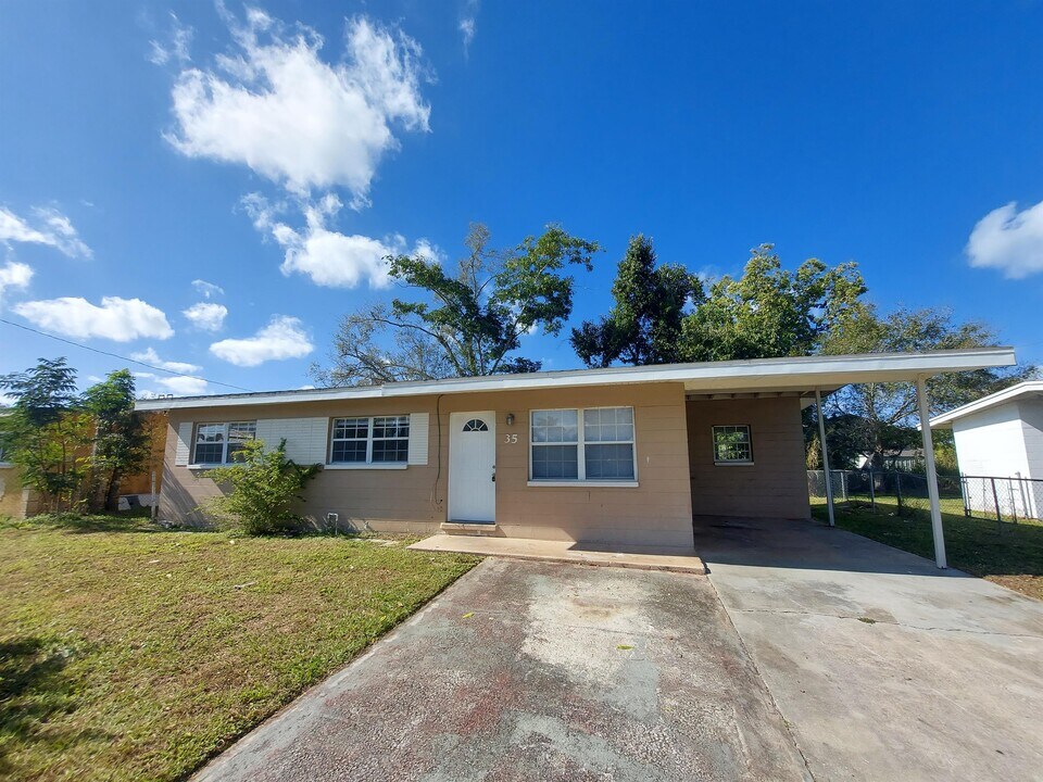 35 Roanoke Dr in Ft. Myers, FL - Building Photo