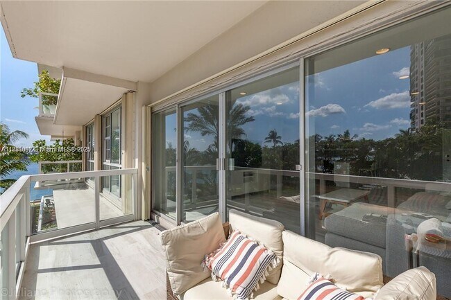 2451 Brickell Bay Dr in Miami, FL - Building Photo - Building Photo