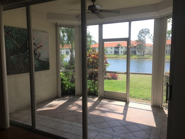 655 Luisa Ln, Unit 3 in Naples, FL - Foto de edificio - Building Photo