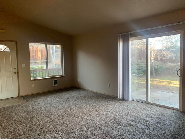 3333 SW Salmon Ct in Redmond, OR - Building Photo - Building Photo