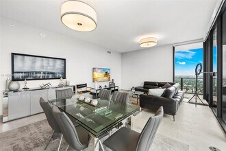 1000 Brickell Plz, Unit PH5307 in Miami, FL - Building Photo - Building Photo