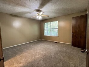 2043 E Oaks Dr in Fayetteville, AR - Building Photo - Building Photo