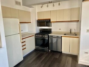 1 Landmark Sq in Port Chester, NY - Building Photo - Building Photo