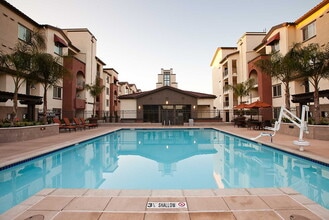 Via in Sunnyvale, CA - Foto de edificio - Building Photo