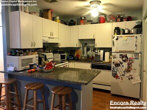 616 Boston Ave, Unit 2A in Medford, MA - Foto de edificio - Building Photo