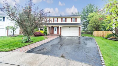 47 Carriage Rd in Roslyn, NY - Building Photo - Building Photo