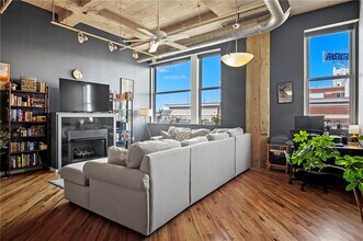 2107 Grand Blvd, Unit 603 in Kansas City, MO - Foto de edificio - Building Photo