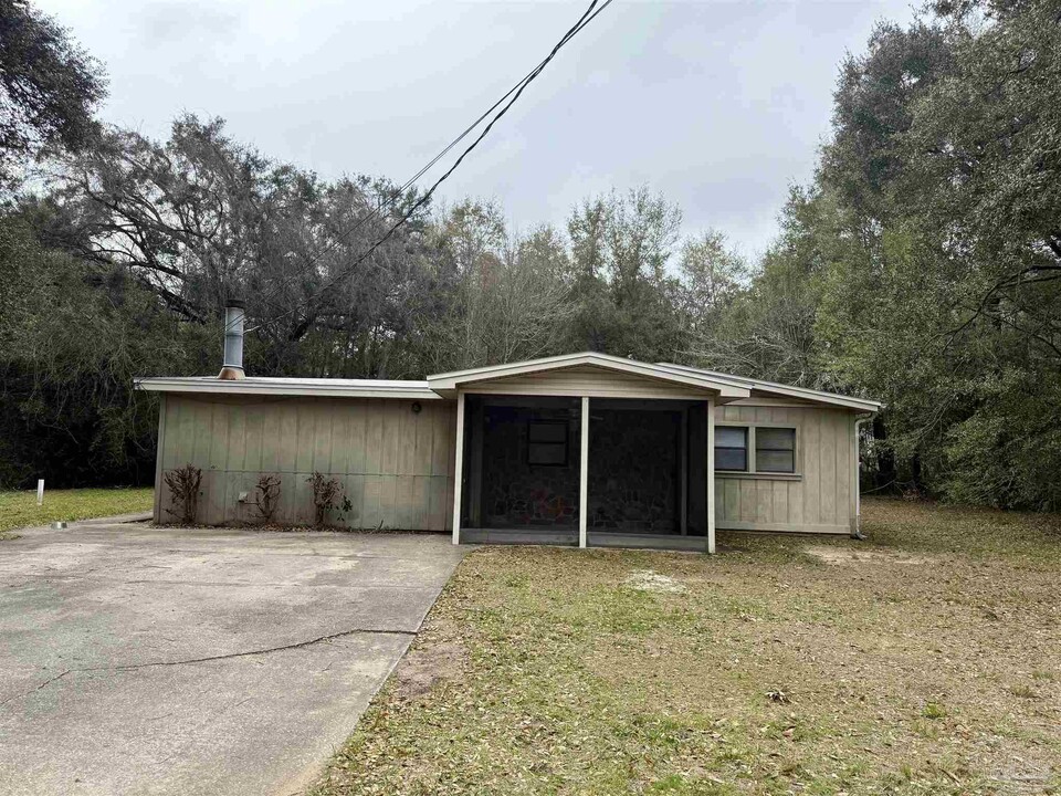 5678 Mulat Road in Milton, FL - Building Photo