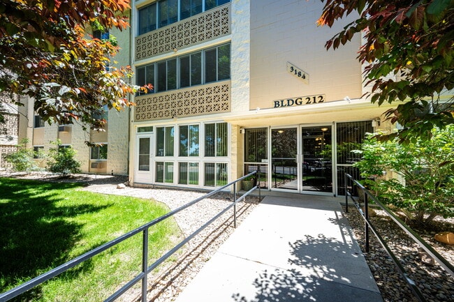 3184 S Heather Gardens Way in Aurora, CO - Building Photo - Building Photo