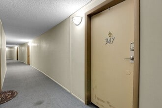 1304 S Parker Rd in Denver, CO - Building Photo - Building Photo