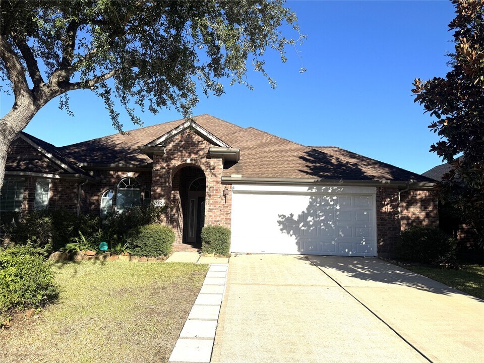 2910 Sandleigh Dr in Spring, TX - Building Photo