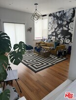 12911 Bluff Creek Dr in Los Angeles, CA - Building Photo