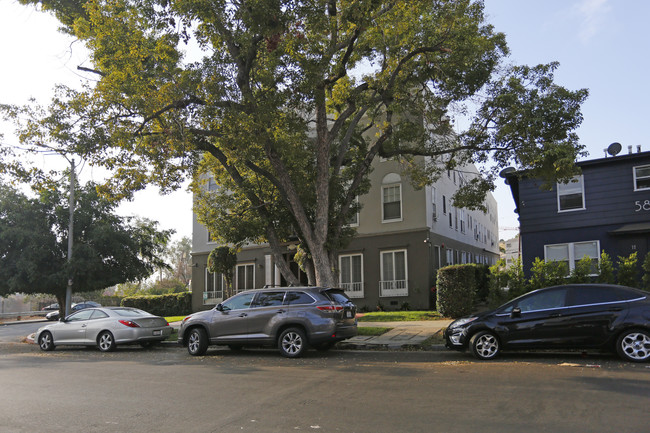 Carlton Canyon Apartments in Los Angeles, CA - Foto de edificio - Building Photo