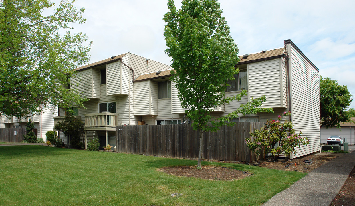 Highland Court in Corvallis, OR - Building Photo