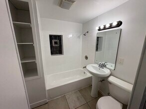 1941 S Winona Ln in Milwaukee, WI - Foto de edificio - Building Photo