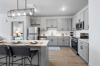 The Warren Apartments in Jeffersonville, IN - Building Photo - Building Photo