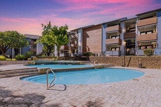 The Admiral Apartments in Euless, TX - Foto de edificio - Building Photo