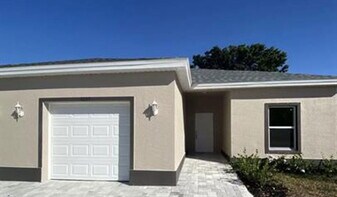 266 SW 3rd St in Cape Coral, FL - Building Photo