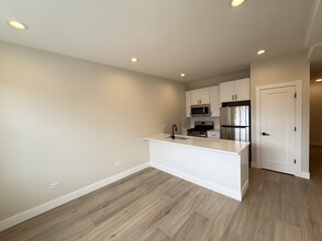 2750 W Francis Pl, Unit 2 in Chicago, IL - Building Photo - Building Photo