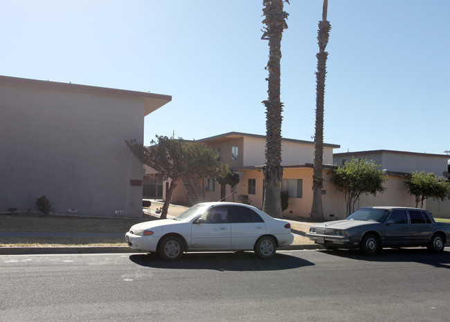 Palms Apartments in Hanford, CA - Building Photo - Building Photo