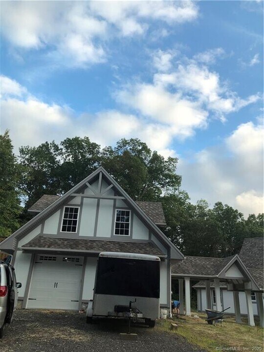 150B Hanover Rd in Newtown, CT - Building Photo