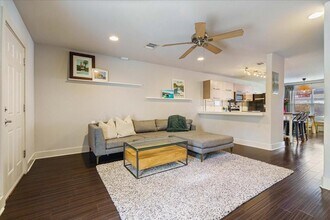 1101 Grove Blvd in Austin, TX - Building Photo - Building Photo