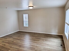 407-409 Madrona Ave SE in Salem, OR - Building Photo - Building Photo