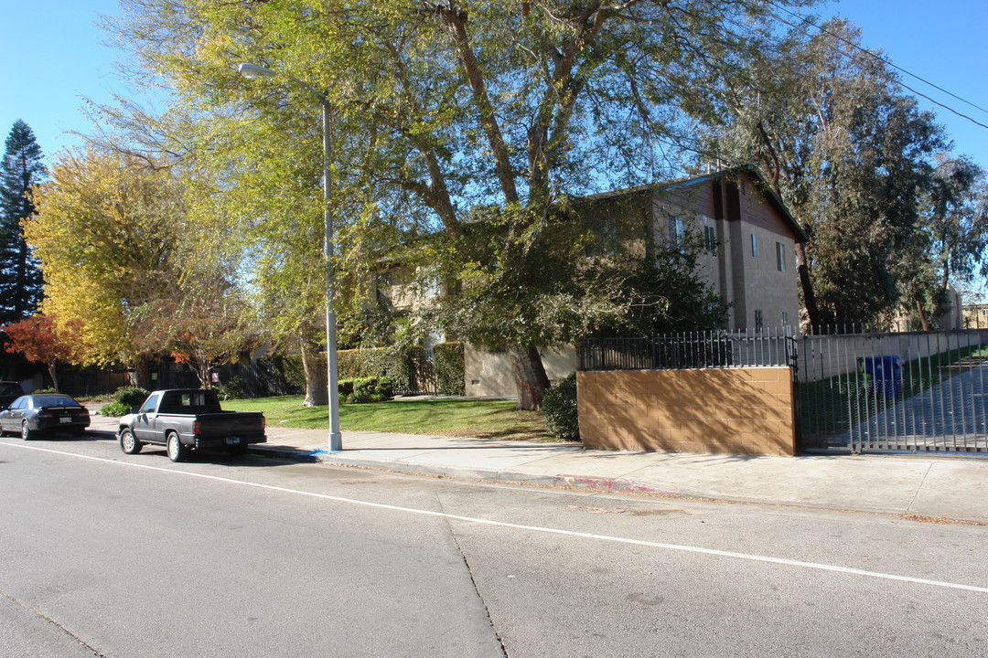 9215 Wakefield Ave in Panorama City, CA - Building Photo