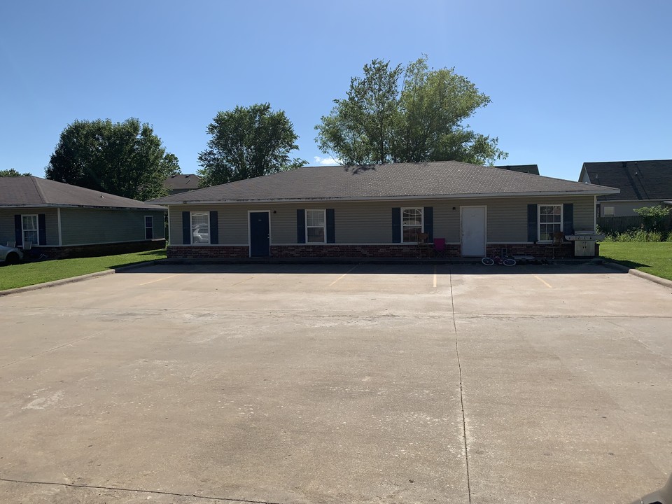 Holcomb Street Apartments in Springdale, AR - Building Photo