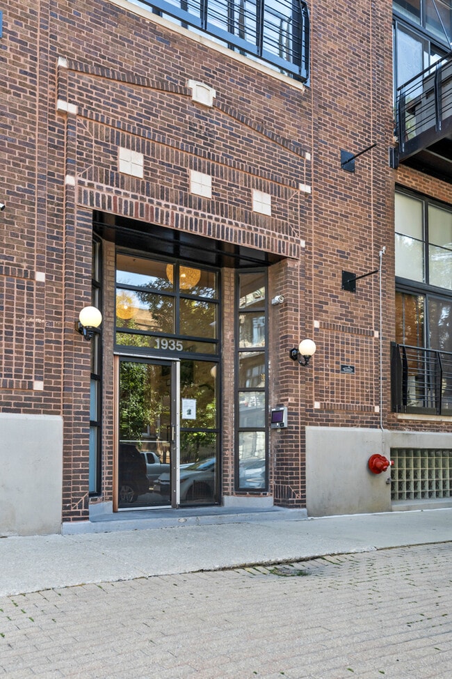 1935 N Fairfield Ave in Chicago, IL - Building Photo - Building Photo