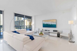 2602 E Hallandale Beach Blvd in Hallandale Beach, FL - Building Photo - Building Photo