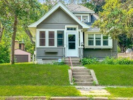 381 Cleveland Ave N in St. Paul, MN - Building Photo