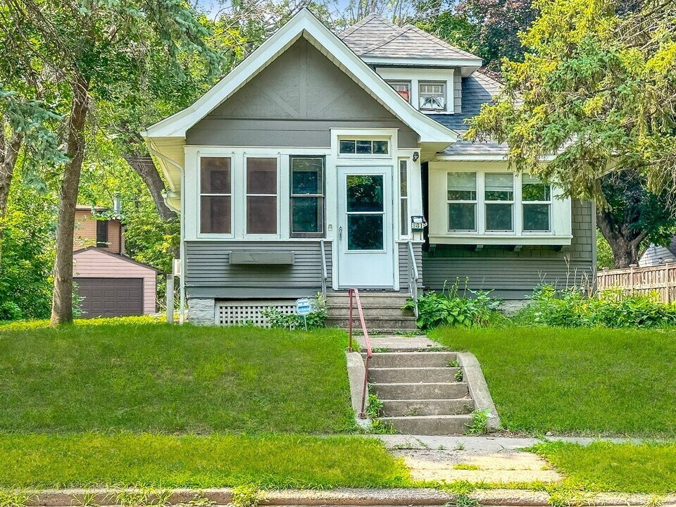 381 Cleveland Ave N in St. Paul, MN - Building Photo