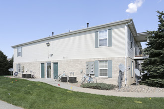 Rainbow East Luxury Apartments in Bloomington, IL - Foto de edificio - Building Photo