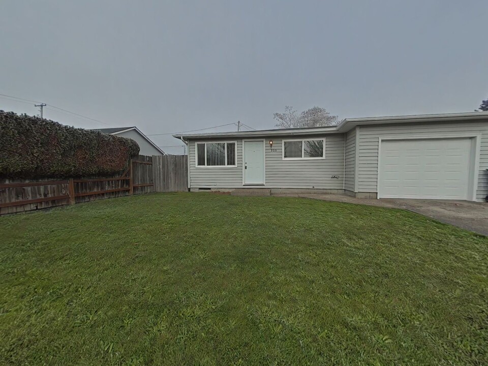 325-335 SE 28th Ave in Albany, OR - Building Photo