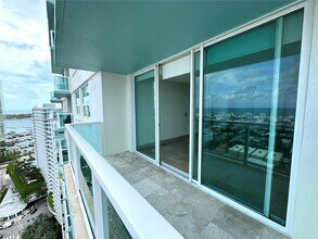 650 West Ave, Unit 3006 in Miami Beach, FL - Foto de edificio - Building Photo