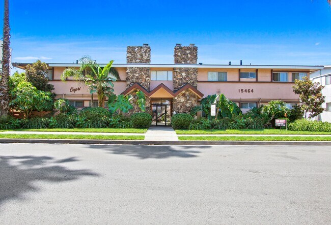 15464 Moorpark St