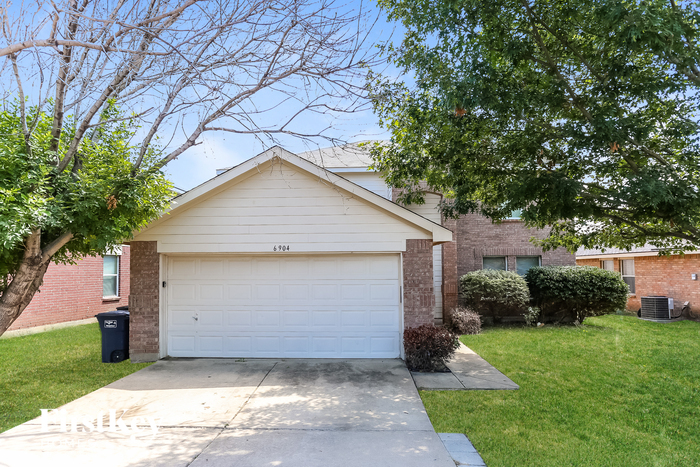 6904 Meadow Way Ln in Fort Worth, TX - Building Photo