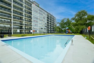 Roanoke Apartments in Toronto, ON - Building Photo - Building Photo