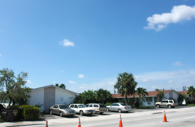 7310-7320 Pembroke Rd in Miramar, FL - Foto de edificio - Building Photo